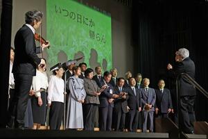 横田めぐみさんとの再会を願い、同級生らが合唱したコンサート=10月5日、新潟市中央区