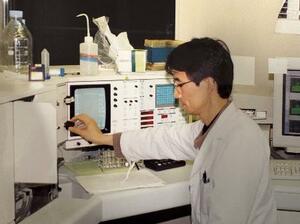 　研究をする長沢丘司さん