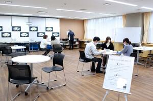 住民が交流したり、本を読んだりと自由に使える交流スペース=長岡市小島谷のわしまコミュニティセンター