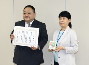 新潟市に「おやさいクレヨン」を寄贈したフコク生命新潟支社の新井貴二支社長(左)=新潟市役所