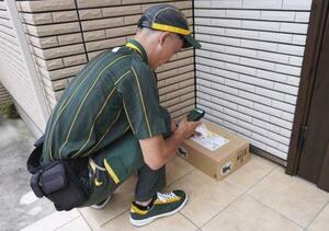 荷物を「置き配」で届けるヤマト運輸のドライバー=2024年6月、東京都杉並区