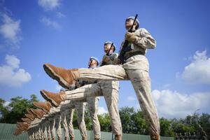 抗日戦争勝利80周年記念の軍事パレードに向けて訓練を行う中国軍兵士ら=20日、北京(共同)