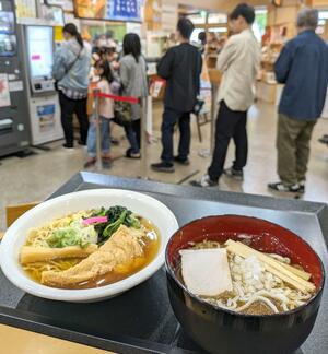 長岡市栃尾地域と福島県会津坂下町の冷やしラーメンを食べ比べたイベント=6月2日、長岡市栃尾宮沢