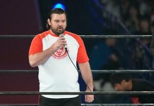 新日本プロレスの興行に登場し、リング上であいさつするウルフ・アロン=ドルフィンズアリーナ