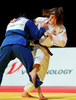 女子52キロ級決勝 坪根菜々子(左)を破って優勝した阿部詩=東京体育館
