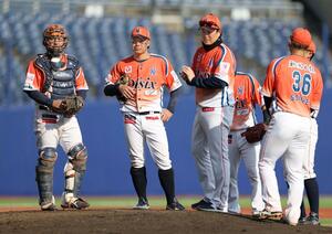8回のピンチでマウンドに集まる新潟の選手たち=エコスタ