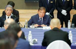 被爆者団体の代表らと面会し、発言する石破首相(奥右)=9日午後、長崎市