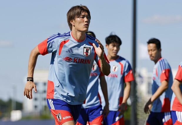 チュニジア戦に向け調整する小川＝ナッシュビル近郊（共同）