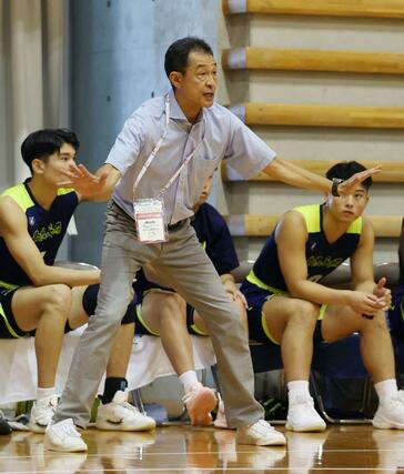 鳥取城北－帝京長岡　選手に指示を出す柴田勲監督＝岡山市