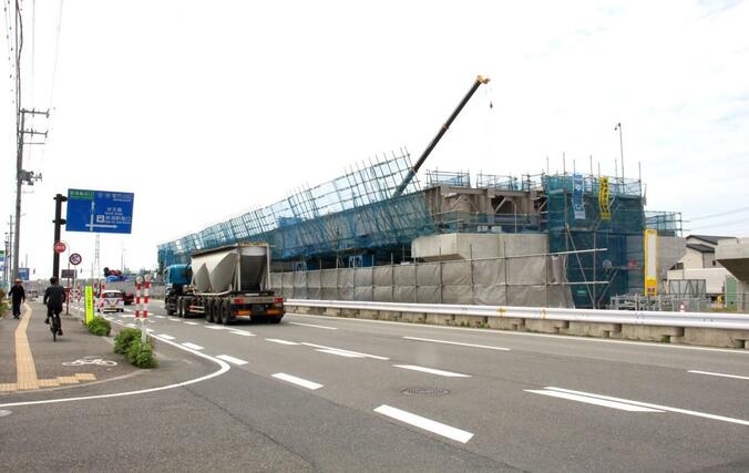 高架道路の橋桁を架ける工事が進む栗ノ木バイパス＝２０２６年０４月１５日、新潟市東区紫竹