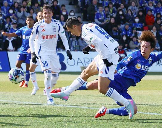 今治－新潟　前半３１分、ＦＷ小野裕二先制ゴールを決める＝アシさと