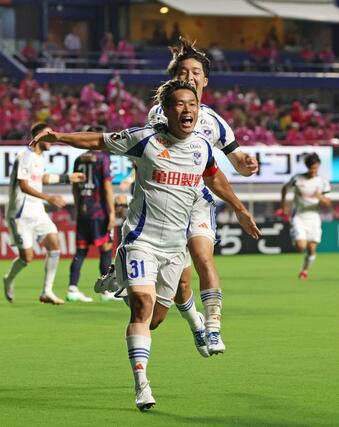 前半２分、自身Ｊ１初ゴールとなる先制点を決めたＤＦ堀米悠斗＝ヨドコウ桜スタジアム