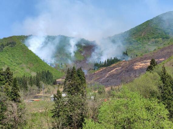 枯れ草火災の現場=26日、魚沼市赤土