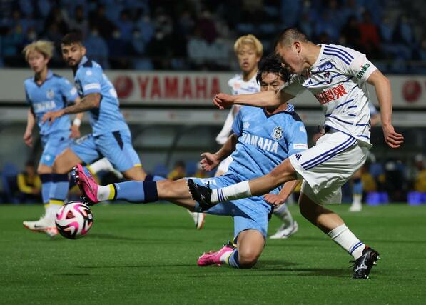 磐田-新潟 前半、シュートを放つMF小見洋太(16)=ヤマハ(写真映像部・永井隆司)