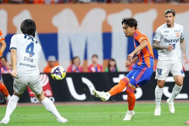 新潟－清水　後半、シュートを放つＭＦ白井永地＝１３日、デンカビッグスワン