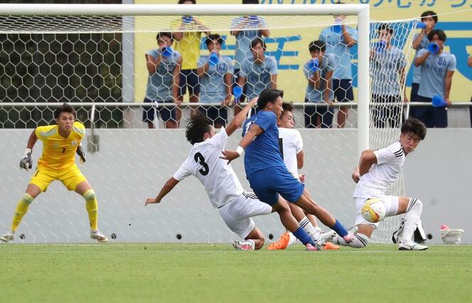 阪南大－新潟医福大　前半、ゴールを死守する新潟医福大の選手ら＝いわスタ