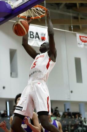 開志国際－柳ケ浦　第２クオーター、アジャック・アロングがダンクシュートを決め３３－３２＝東京都北区