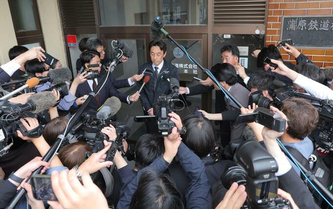 磐越道バス事故蒲原鉄道で家宅捜索　取材に応じる茂野一弘社長＝８日午前１１時ころ　五泉市村松