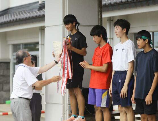 男子四種競技で大会新記録を更新し優勝した坂井輪の鈴木駿斗(左から2人目)=新発田市