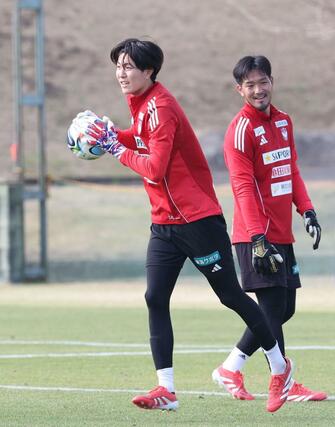 ポジション別練習に取り組むＧＫ内山翔太（左）＝宮崎県都城市