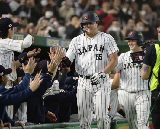 ８回、満塁本塁打を放ち迎えられる村上＝東京ドーム