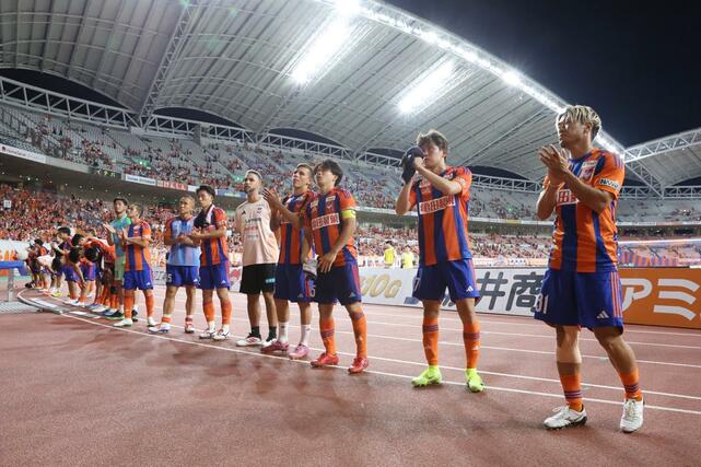 新潟－川崎　１－１で試合を終え、サポーターにあいさつする新潟の選手たち＝ビッグスワン