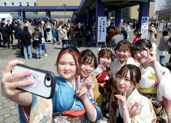 色とりどりの振り袖を着て再会を喜ぶ参加者＝上越市下門前