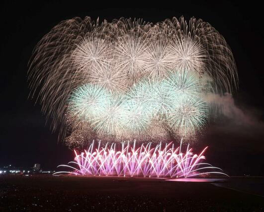 迫力満点の花火が夜空や海上を彩った「海の大花火大会」＝２６日、柏崎市