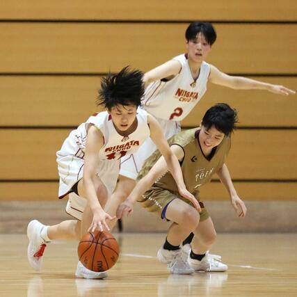 女子２回戦　新潟中央－大阪桐蔭　第３クオーター、ボールを奪う新潟中央の田中愛来＝福岡県立スポーツ科学情報センター
