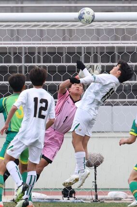 後半、相手のクロスボールに飛び込んで対応するＧＫ仲七璃（中央奥）＝駒場スタジアム