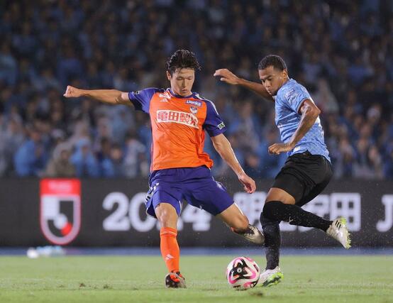 川崎－新潟　ゴールを狙う新潟のＦＷ長倉幹樹＝Ｕ等々力（写真映像部・富山翼）