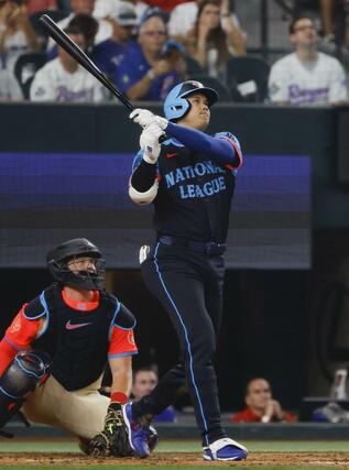 米大リーグ、オールスター戦の３回、球宴で初本塁打となる３ランを放つドジャース・大谷翔平＝アーリントン（共同）