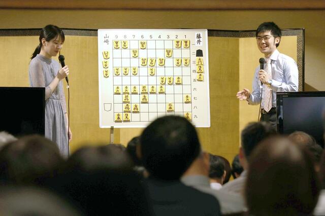 別室で行われた大盤解説会＝６月１７日、新潟市西蒲区