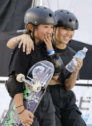 女子で優勝し、喜ぶ菅原芽依。右は３位で妹の琉衣＝ライブドア・アーバンスポーツパーク