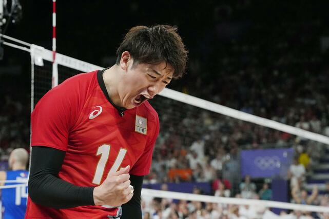 日本－イタリア　第４セット、得点を喜ぶ石川＝パリ（共同）