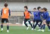新潟-富山 2本目の2分、FW鈴木孝司(中央)が決めて、先制する=高知市