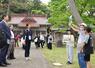 小木町の歴史や木崎神社の由来などを発表する小木小の児童=佐渡市小木町