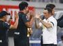 13日の天皇杯で東京Vに競り勝ち、喜ぶ名古屋・長谷川監督(右)=東京・味の素スタジアム
