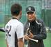 ２０１４年１０月、中日の秋季練習で打撃指導する土井正博さん（右）＝ナゴヤ球場