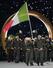 　開会式で入場行進するイタリア選手団＝６日、イタリア・ミラノ