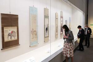 江戸時代の動物の様子がうかがえる「動物たちの浮世絵展」=4月19日、長岡市関原町1の県立歴史博物館