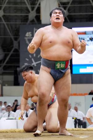 成年男子個人で優勝し喜ぶ愛知・杉本弘樹。奥は敗れた神奈川のリビル・クリストファー=県民共済ドーム長浜