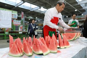 試食用に切り分けられた県産の大玉スイカ=6月5日、新潟市中央卸売市場