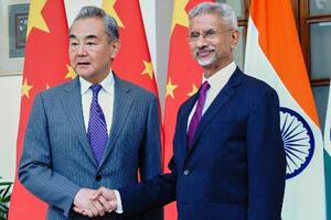 18日、会談した中国の王毅外相(左)とインドのジャイシャンカル外相=ニューデリー(インド外務省提供・AP=共同)
