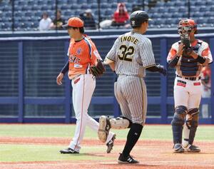 6回、阪神の井上広大に3点本塁打を打たれたオイシックスの小林慶祐(左)=ハードオフ・エコスタジアム