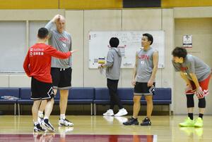 バスケットボール男子の合宿で選手と話すホーバス監督(左奥)。右から2人目は新潟県新発田市出身の富樫勇樹=東京都内