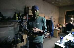 ウクライナ・ワシリキウカ郊外の工場で、無人機を製造するエンジニア「ナンバーエイト」=9月(共同)