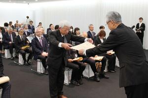 長岡市の発展に貢献してきた市民や団体をたたえた表彰式=アオーレ長岡