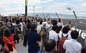 空飛ぶクルマのデモ飛行を見る来場者ら=10日、大阪市此花区の夢洲