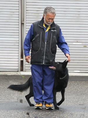 嘱託警察犬の審査に合格したアモ号と土田正一さん=五泉市東本町2